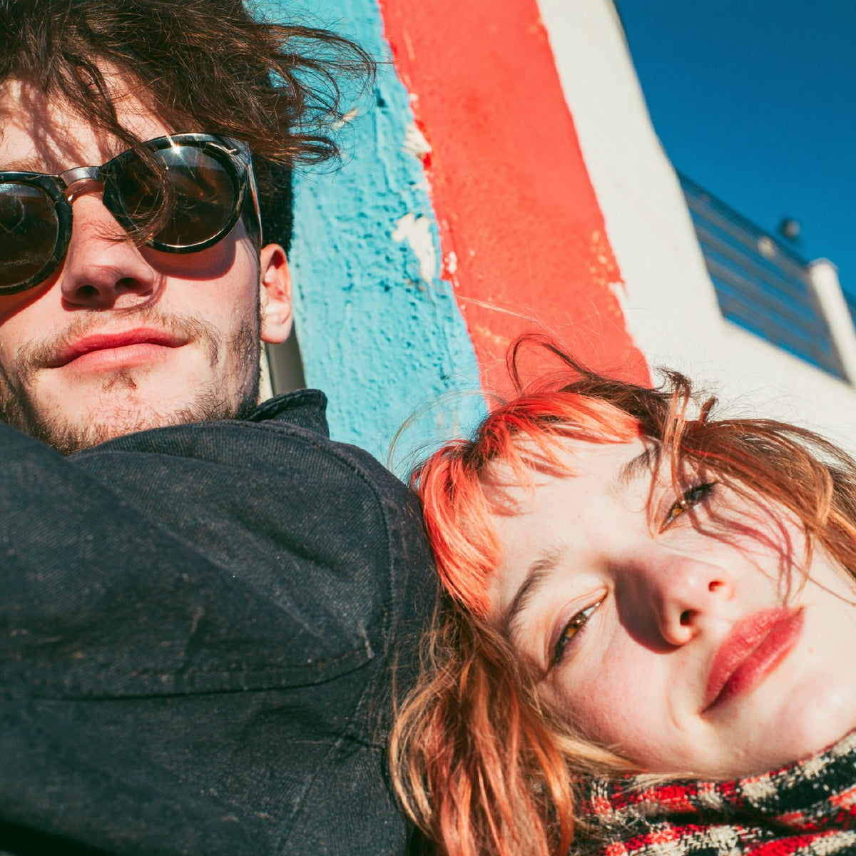 La photo d’origine : un couple en selfie devant un mur peint